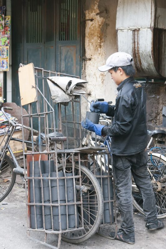 Xe chở than tổ ong trên phố Hà Nội